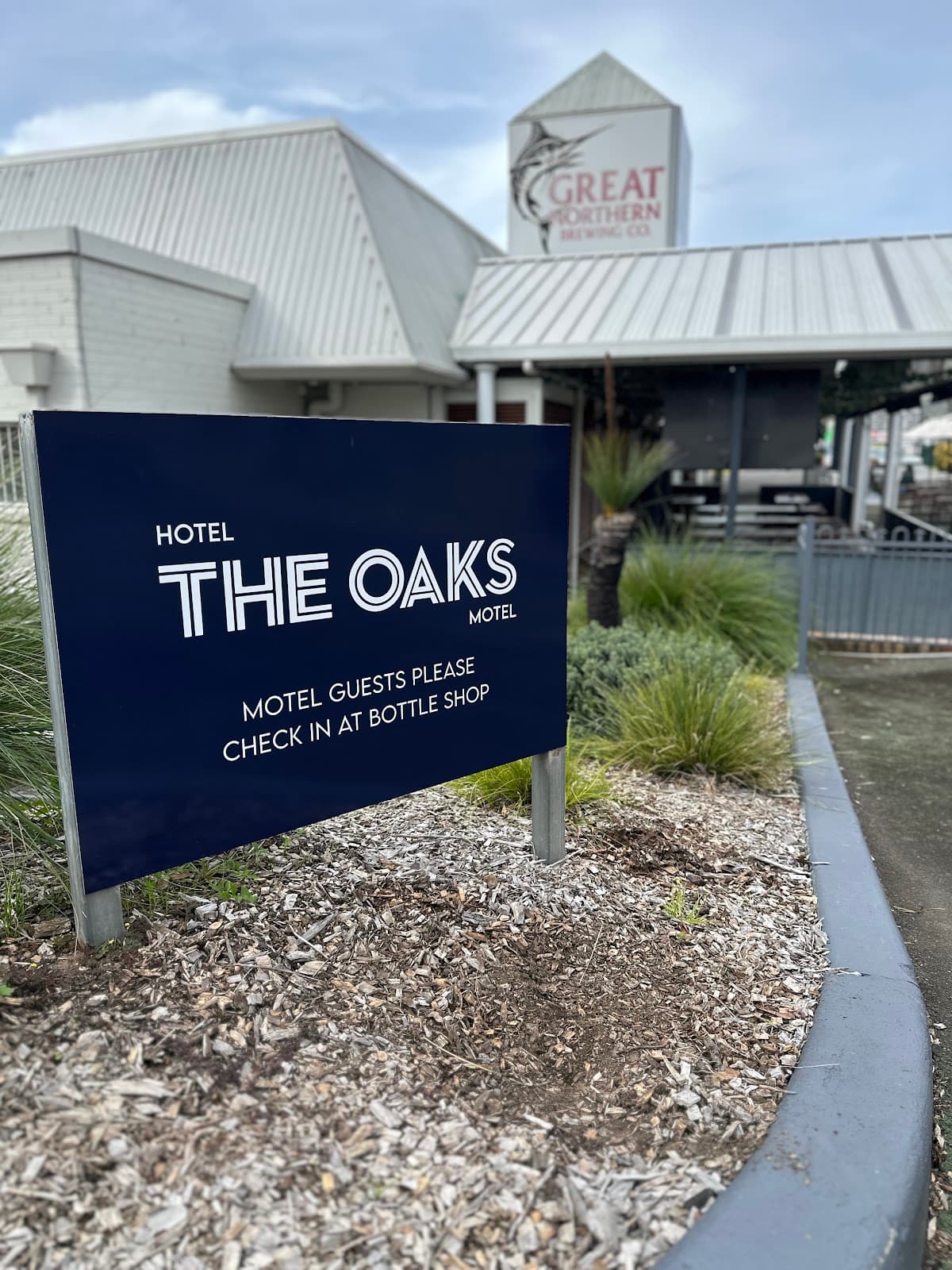 The Oaks Hotel Motel
