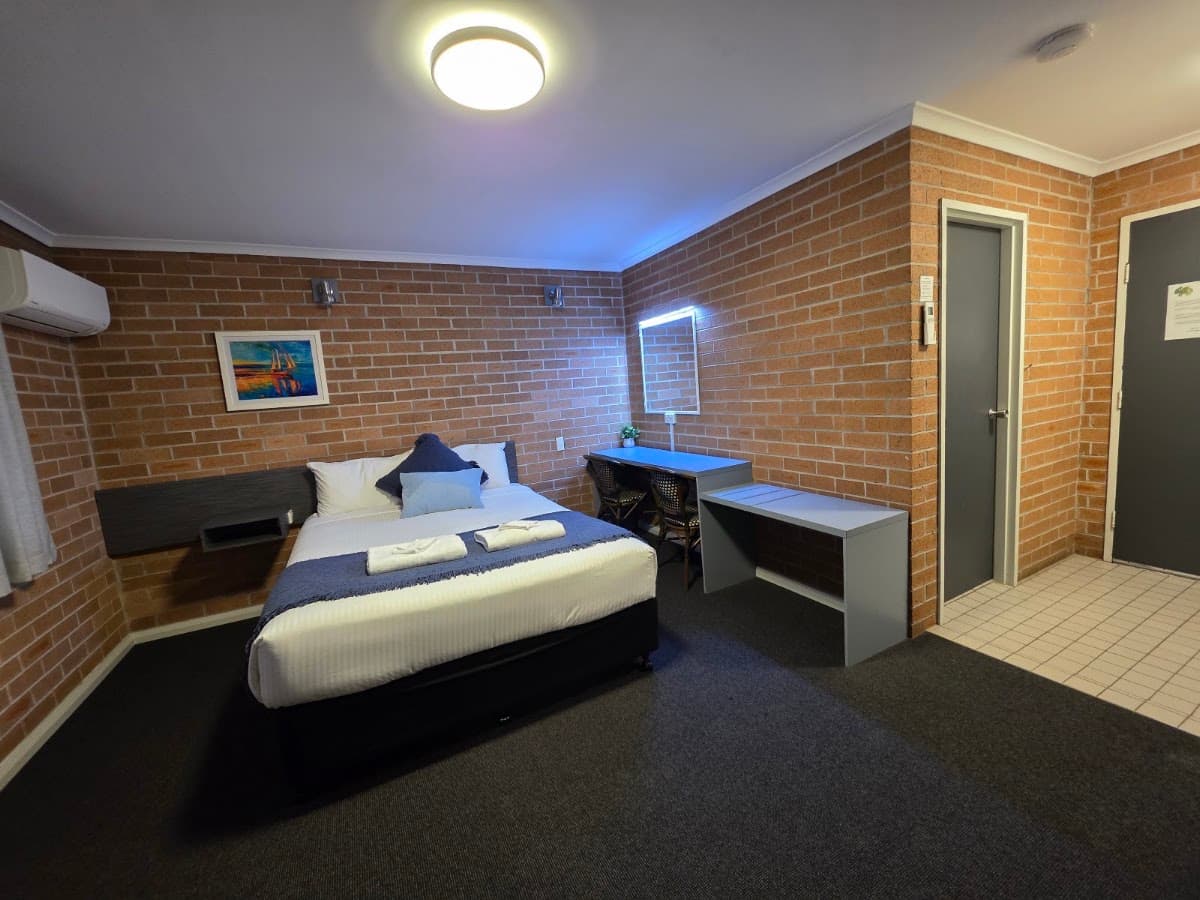 The Oaks Hotel Motel photo 2